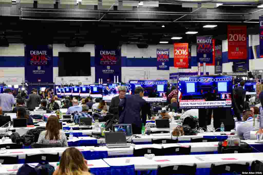 Media crowd into the filing center at Hofstra University ahead of Monday night's presidential debate between Hillary Clinton and Donald Trump (B. Allen/VOA)