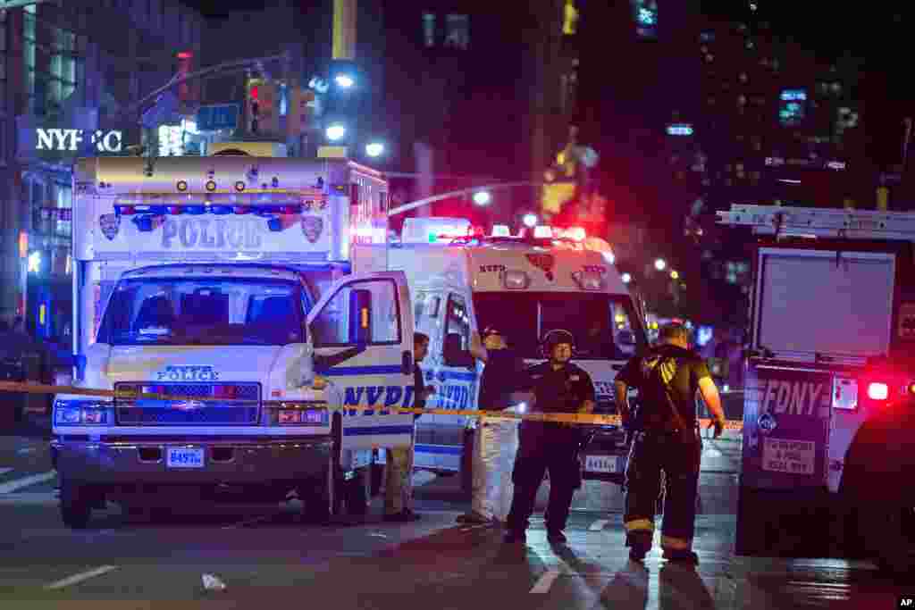 Police and firefighters work near to the scene of explosion in Manhattan, New York, Sept. 17, 2016.&nbsp;&nbsp;Police spokesman J. Peter Donald said on Twitter that the explosion happened at about 8:30 p.m. on West 23rd Street in the Chelsea section of Manhattan.