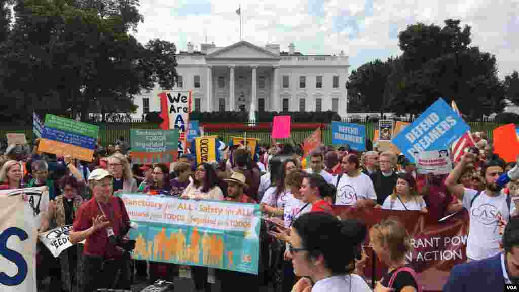 Decenas de manifestantes se reúnen frente a la Casa Blanca.
