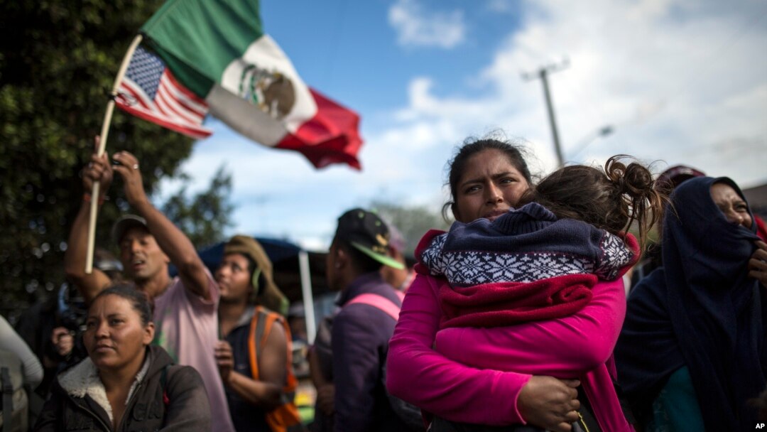 Parte de la caravana de migrantes llega al paso fronterizo con EE.UU