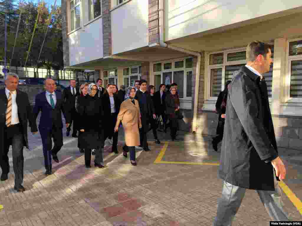 Başbakan Ahmet Davutoğlu'nun eşi Sare Davutoğlu oyunu Ankara Çankaya İlkokulu'nda kullandı. Sare Davuoğlu, "İnşallah sükunet ile geçer. Beni kendisi (Başbakan Davuoğlu) evde bekliyor. Konya'da oy kullanacak. Hayırlı olsun" dedi.