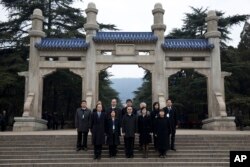 2014年2月12日，台湾陆委会主任委员王郁琦（中间戴眼镜者）和台湾代表团其他成员在南京中山陵
