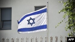 Un drapeau israélien fait signe à l’ambassade à Moscou le 18 septembre 2018.