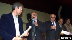 FILE - Turkish writers (L-R) Orhan Pamuk, Ahmet Altan, Yasar Kemal, Zulfi Livaneli and Mehmet Uzun attend a joint news conference in Istanbul, October 11, 1999. Ahmet Altan, was detained for trial on Friday, Sept. 22, 2016.