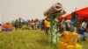 Des vendeurs arrivent pour participer à une foire organisée par des organisations internationales de secours pour tenter de relancer l'activité économique à Komanda, dans la province de l'Ituri le 27 janvier 2016. (Photo MARC JOURDIER / AFP)