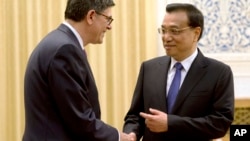 중국을 방문 중인 잭 루 미국 재무장관(왼쪽)이 13일 베이징에서 리커창 총리와 회담했다.