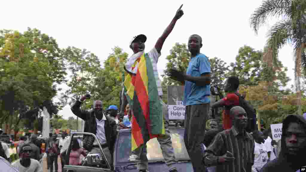 Les Zimbabwéens célèbrent après l&#39;annonce de la démission du président Robert Mugabe, à Harare, le 21 novembre 2017.