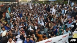 Sejumlah aktivis Gerakan Pashtun Tahaffuz ikut serta dalam aksi protes menentang penangkapan ketua gerakan tersebut di Karachi, Pakistan, pada 23 Januari 2019. (Foto: AFP/Asif Hassan)