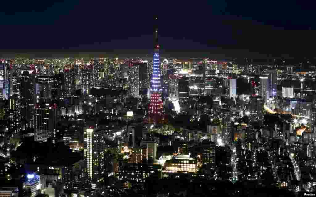 일본 도쿄 타워가 프랑스 파리에서 발생한 최악의 연쇄 테러 공격 희생자들을 추모하기 위해 프랑스 국기의 청, 백, 홍 3색으로 조명을 밝혔다.