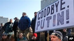 10일 모스크바에서 푸틴 총리의 대선 부정의혹에 항의하며 시위를 벌이는 시민들