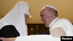 Người đứng đầu của Giáo hội Chính thống giáo Nga Kirill (trái) và Đức Giáo Hoàng Phanxicô hội kiến tại Havana, ngày 12/2/2016. 