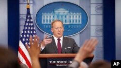 Sekretè Laprès Mezon Blanch la, Sean Spicer, pandan li tap prezante yon pwendprès nan Washington.