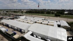 Esta fotografía muestra las Instalaciones de Audiencia del programa Protocolos para Protección de Migrantes, unos tribunales nuevos instalados en carpas, ubicadas a lo largo del Río Bravo (Grande), en Laredo, Texas.(AP Foto/Eric Gay)