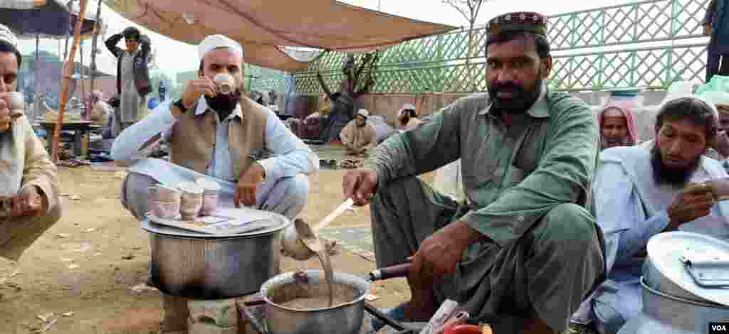 مارچ کے شرکا چولہے اور دیگر ضروری سامان ہمراہ لائے ہیں۔ اسلام آباد کے خنک موسم میں چائے کے دور بھی چل رہے ہیں