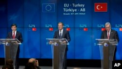 Le premier ministre turc Ahmet Davutoglu (gauche), le président du conseil européen Donal Tusk, et le président de la Commission Européenne Jean Claude Juncker (droite) lors du Sommet UE-Turquie à Bruxelles le 29 novembre 2015 (AP)