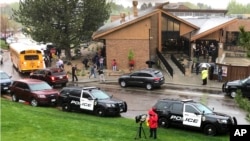 Polisi berkumpul di luar pusat rekreasi di Denver setelah terjadi insiden penembakan di STEM School Highlands Ranch, pada 8 Mei 2019. (Foto: AP/David Zalubowski)