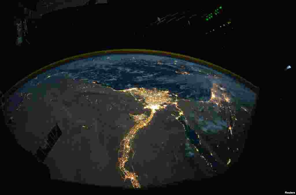 این تصویر ناسا از فضا از شهرهای قاهره و اسکندریه در شمال مصر است. به تازگی جمعیت مصر به ۱۰۰ میلیون رسیده است. ۹۷ درصد جمعیت این کشور در تنها ۸ درصد از خاک مصر و در اطراف رود نیل زندگی می&zwnj;کنند.&nbsp;