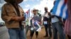 Campesinos y agricultores salen a despedir a Fidel