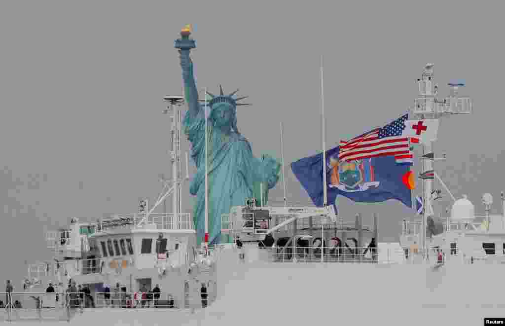 នាវា USNS Comfort ចូលចតនៅកំពង់ផែ New York Harbor អំឡុងពេលការផ្ទុះជំងឺកូវីដ ១៩។&nbsp;