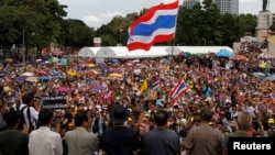 Anti-government protesters gather outside Lumpini park in Bangkok, August 4, 2013. 