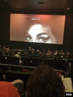 The E Street Theater in Washington, D.C. was packed for a screening of the new documentary "Amy' about the late singer Amy Winehouse, July 7, 2015. (Penelope Poulou/VOA)