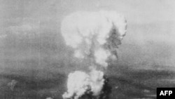 Đám mây hình nấm ở phía trên Hiroshima sau vụ thả bom nguyên tử