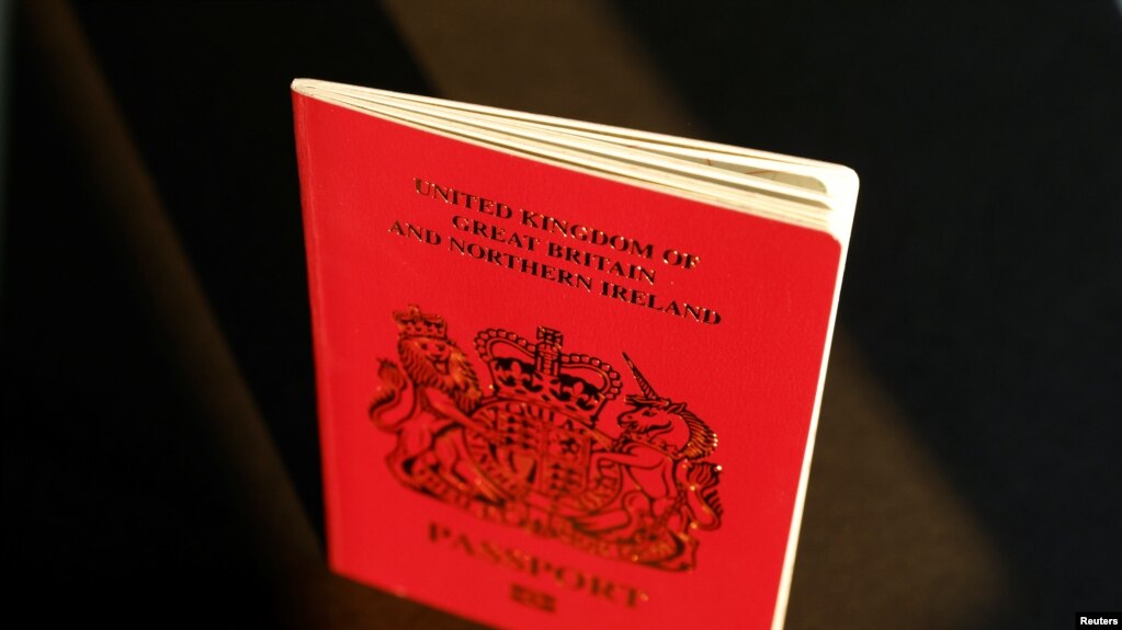 英国国民海外护照（路透社照片）(photo:VOA)