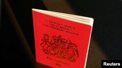 英国国民海外护照（路透社照片）
