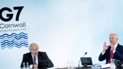 PM Inggris Boris Johnson dan Presiden AS Joe Biden berbicara pada KTT G-7 di Cornwall, Inggris (12/6).