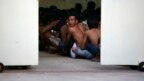 Những người nước ngoài bị bắt vào một cơ sở giam giữ người tị nạn ở Bangkok.