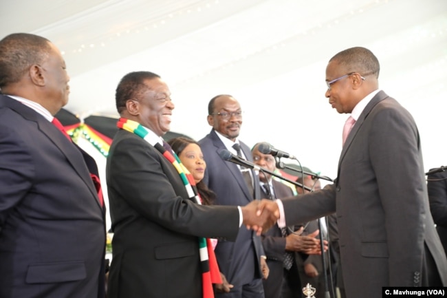 President Mnangagwa (right) talks to Zimbabwe’s new Finance Minister Mthuli Ncube at the State House in Harare, Sept. 10, 2018.