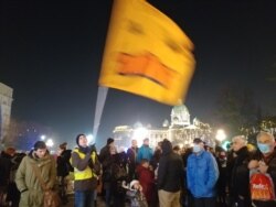 Protest "Za čist vazduh" ispred zdanja Skupštine grada Beograda i protesna šetnja do Vlade Srbije održani su u petak uveče u organizaciji Inicijative "Ne davimo Beograd" i Građanskog fronta. (Foto: Veljko Popović, VoA)