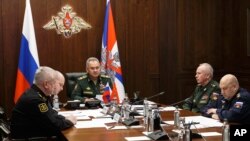 세르게이 쇼이구(가운데) 러시아 국방장관이 모스크바에서 회의를 주재하고 있다. (자료사진)