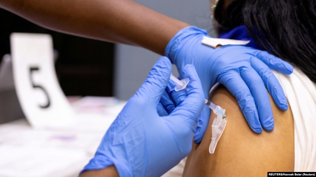 USA, Philadelphia, A woman receives a COVID-19 vaccine