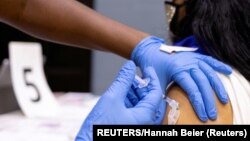 Arhiv - Žena prima vakcinu protiv Covida-19 u klinici u Philadelphiji.