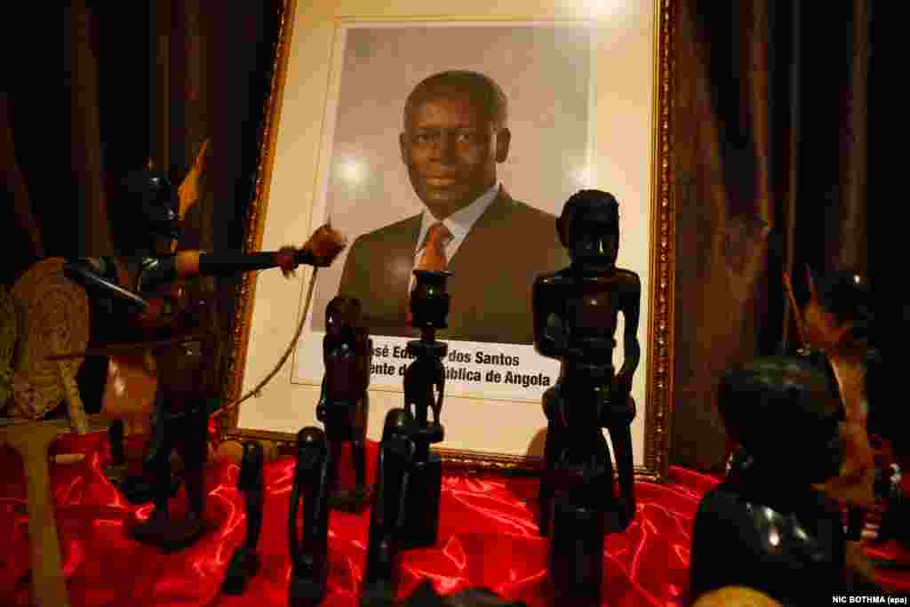Fotografia do Presidente angolano José Eduardo dos Santos na exposição do Artscape Theatre na Cidade do Cabo, pelas celebrações do Dia de África