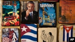 Các vật lưu niệm, trong đó có hình ảnh Tổng thống Obama ngửi xì gà, được bày bán tại một khu chợ ở La Havana. 