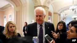 美国参议院多数党党鞭科宁（Sen. John Cornyn, R-TX）在国会大厦对记者发表谈话时有所停顿（2017年1月3日）