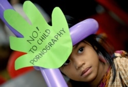 Seorang gadis sekolah dasar di sebuah forum publik di Manila tentang pornografi anak, 5 Juni 2009, sebagai ilustrasi. (Foto: AFP)