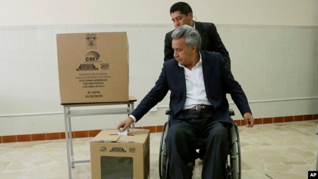 El candidato del gobierno, Lenín Moreno, ha propuesto continuar las políticas del régimen identificado con el socialismo del siglo 21 y que pregonan la preminencia del ser humano sobre el capital.