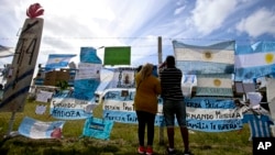 阿根廷失蹤潛艇的艦艇人員家屬在馬德普拉塔海軍基地的圍欄上掛起盼望親人回家的旗幟和標語 (2017年11月24日)