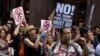 Ribuan Demonstran Sambut Presiden Trump di New York 