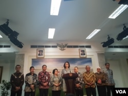 Sembilan Pansel Capim KPK Periode 2019-2023, dalam konferensi pers usai menyerahkan 20 nama Capim KPK di Kantor Presiden, Jakarta, Senin, 2 September 2019. (Foto: VOA/Ghita).