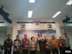 Sembilan Pansel Capim KPK Periode 2019-2023, dalam konferensi pers usai menyerahkan 20 nama Capim KPK di Kantor Presiden, Jakarta, Senin, 2 September 2019. (Foto: VOA/Ghita).