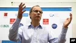 Ekonom Perancis, Jean Tirole memberikan keterangan pers di Toulouse School of Economics di Toulouse, Perancis, Senin (13/10).