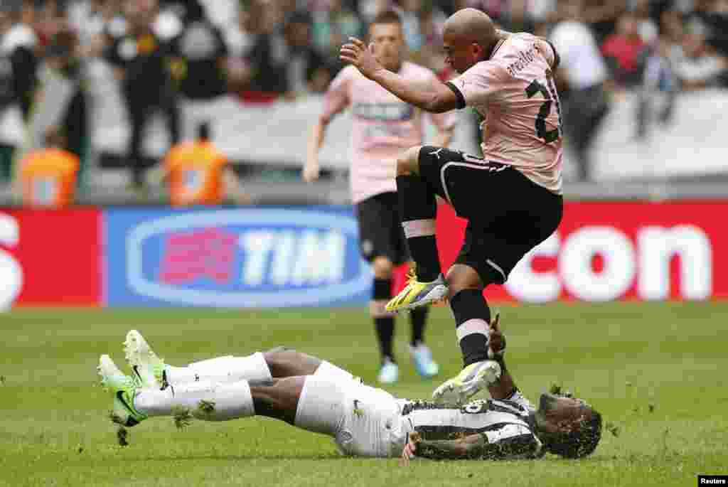 Juventus&#39; Kwadwo Asamoah is tackled by Palermo&#39;s Egidio Arevalo Rios (top) during the Italian Serie A soccer match at the Juventus stadium in Turin, Italy.