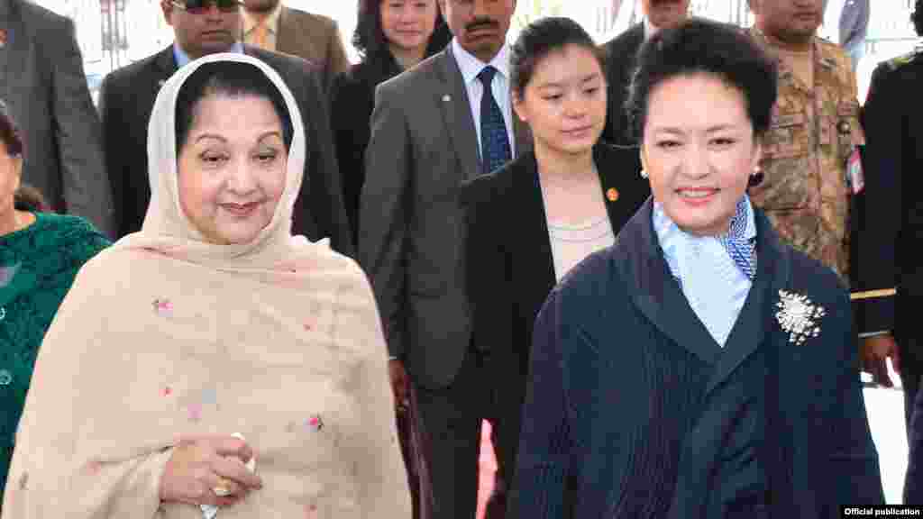 چین اور پاکستان کی خاتون اول پینگ لی یوآن اور بیگم کلثوم نواز شریف پارلیمان کے مشترکہ اجلاس میں شرکت کے لیے آ رہی ہیں۔