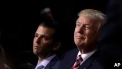 Donald Trump, saat menjadi kandidat presiden Partai Republik, dan anaknya Donald Trump Jr. menghadiri Konvensi Nasional Partai Republik di Cleveland 20 Juli 2016. (Foto:dok)