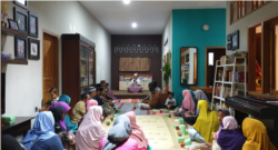 Foto pengajian di salah satu rumah warga di Yogyakarta. (Foto: VOA/Nurhadi Sucahyo)
