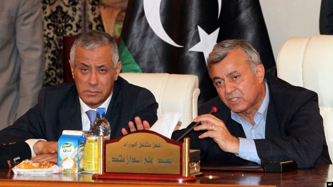 PM Libya Ali Zidan (kiri) memberikan keterangan dalam konferensi pers setelah dibebaskan penculik bersenjata yang menahannya selama beberapa jam di Tripoli, Libya (10/10).